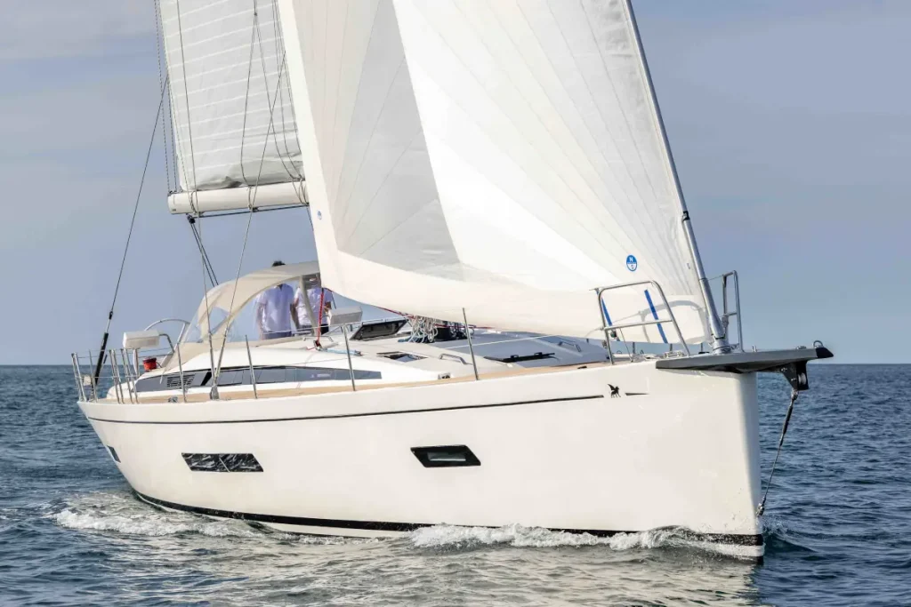 iy-1698-bellissima-esterni-03-italia-yachts