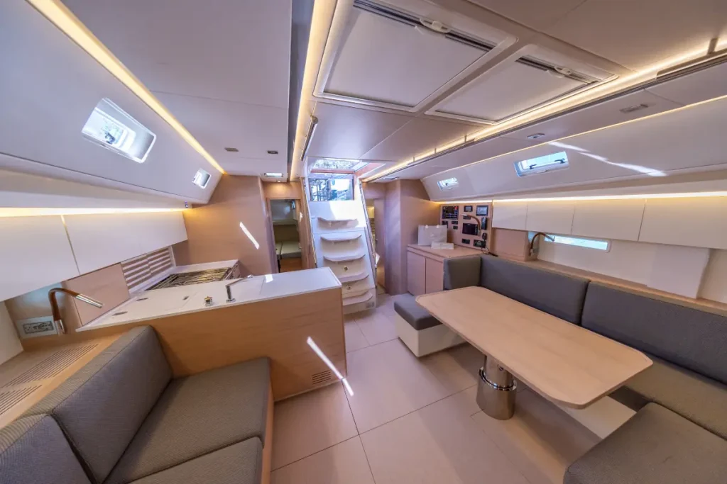 iy-1698-bellissima-interni-01-italia-yachts
