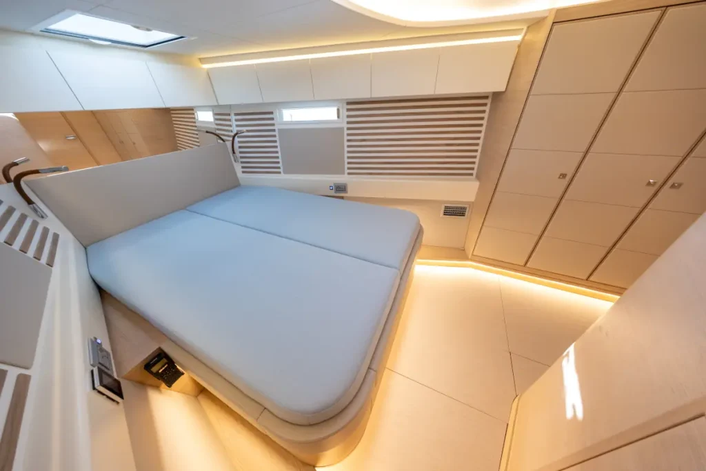 iy-1698-bellissima-interni-05-italia-yachts
