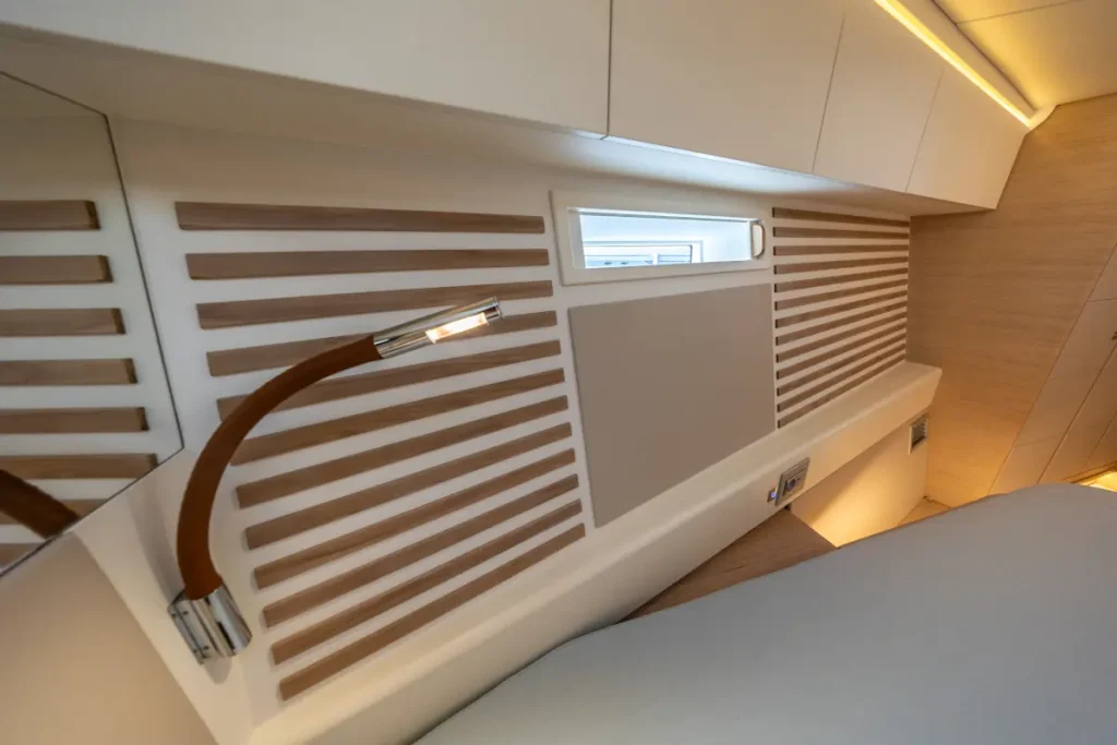 iy-1698-bellissima-interni-08-italia-yachts