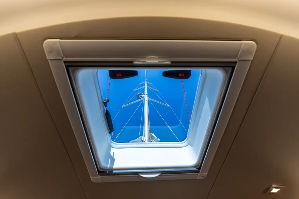 iy-1698-bellissima-interni-09-italia-yachts
