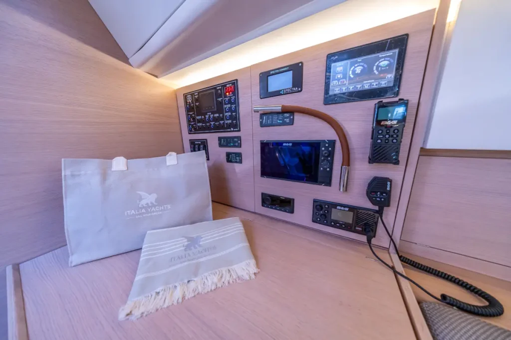 iy-1698-bellissima-interni-10-italia-yachts