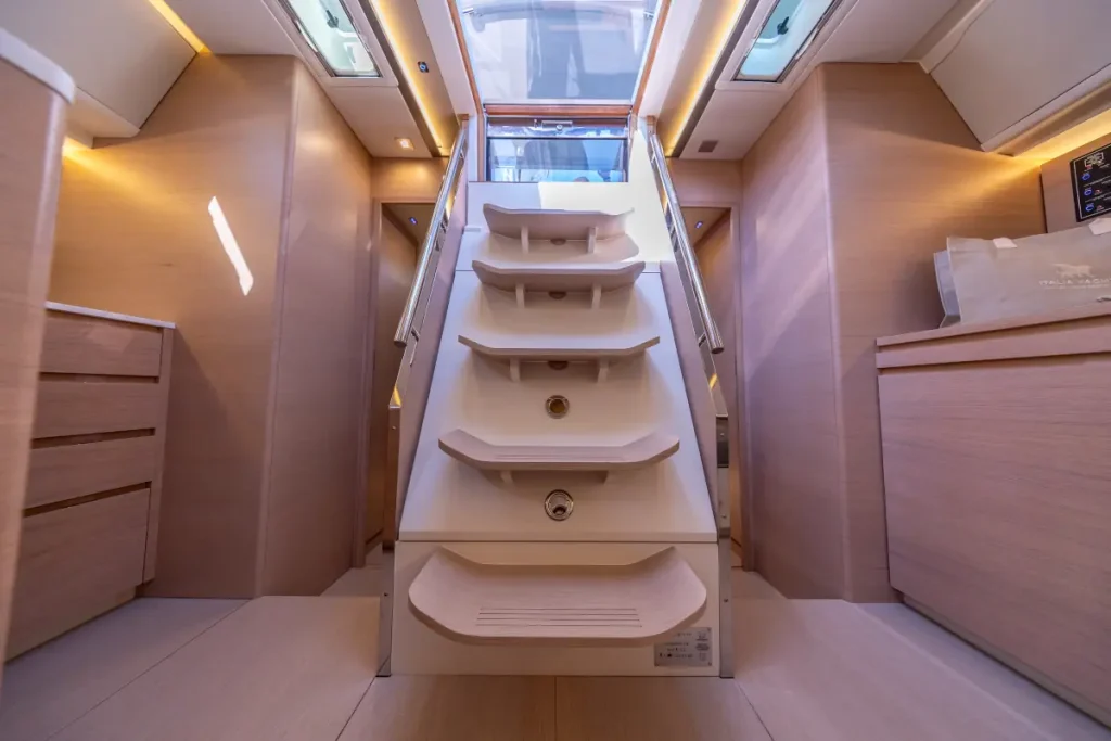 iy-1698-bellissima-interni-11-italia-yachts