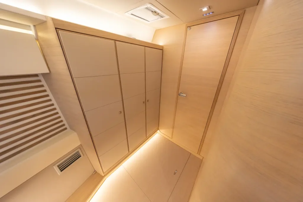 iy-1698-bellissima-interni-12-italia-yachts