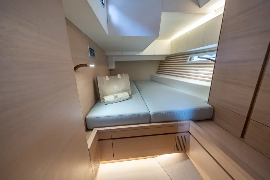 iy-1698-bellissima-interni-13-italia-yachts