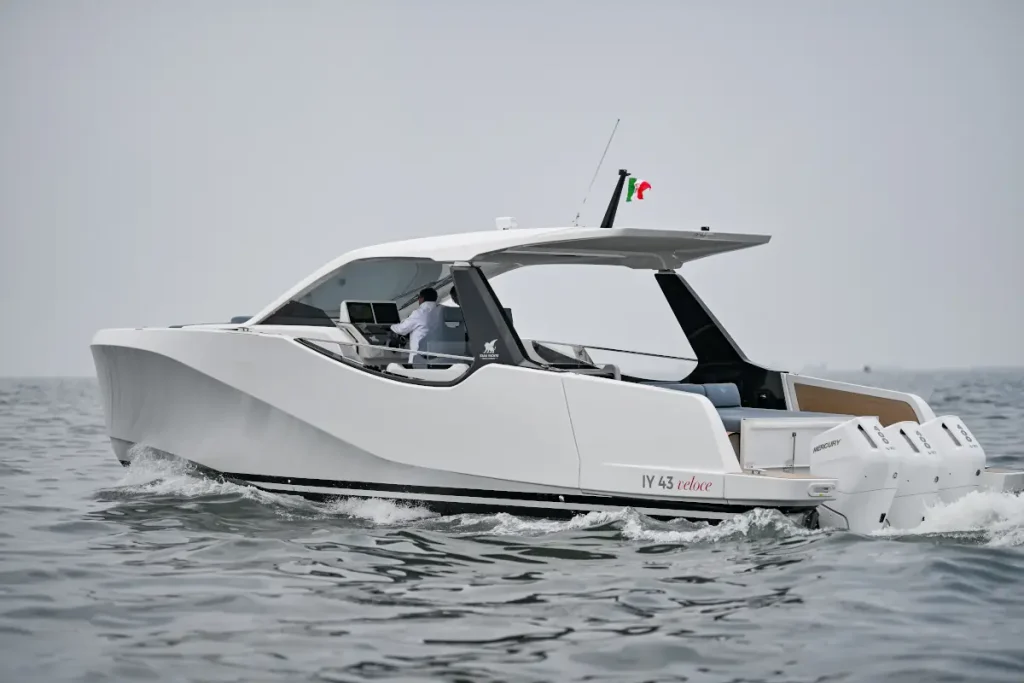iy-43-veloce-fuoribordo-esterni-01-italia-yachts