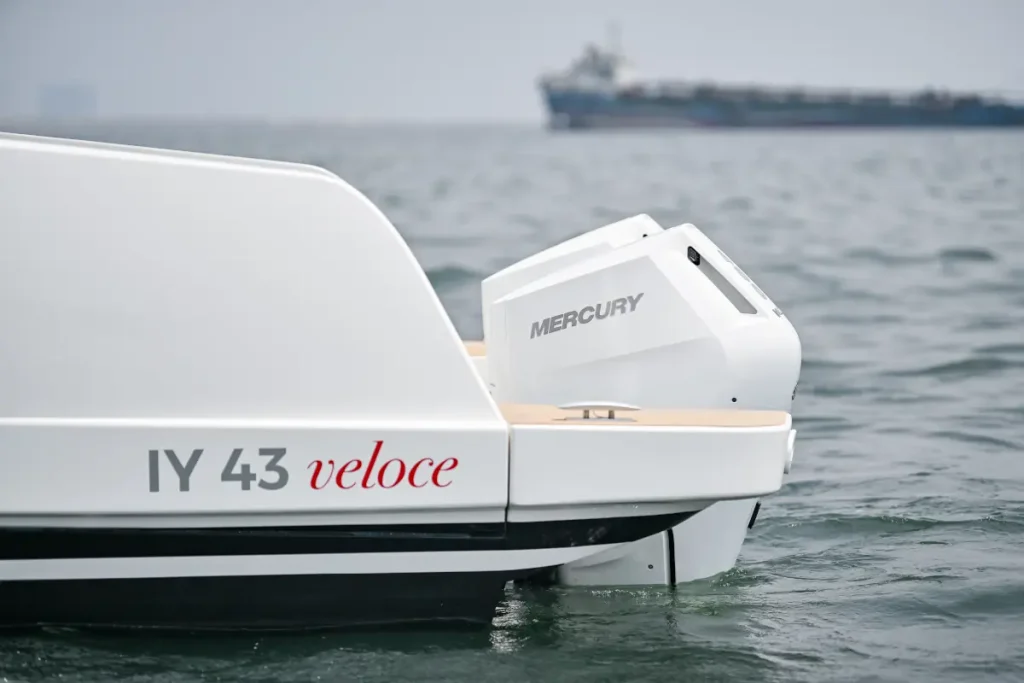 iy-43-veloce-fuoribordo-esterni-02-italia-yachts