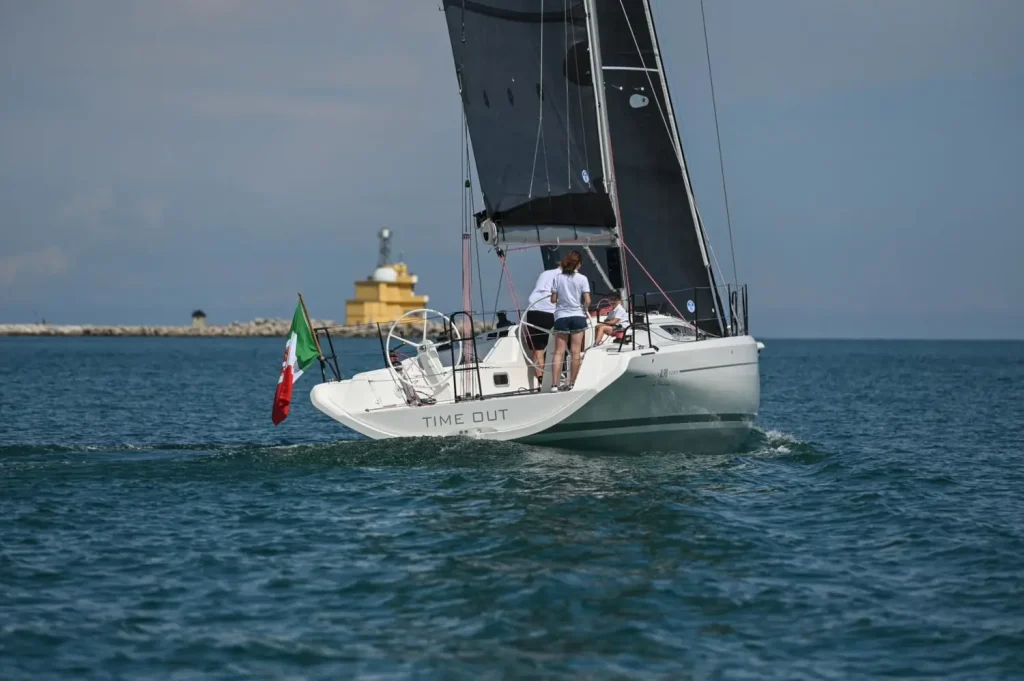iy-11-98-bellissima-esterni-02-lifestyle-italia-yachts
