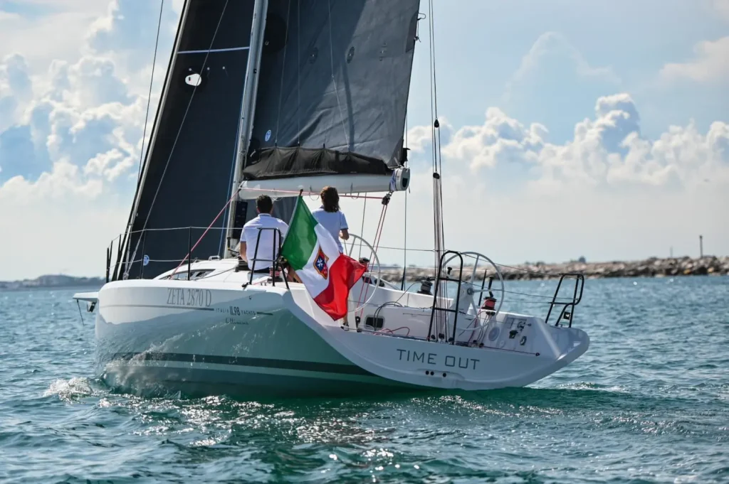 iy-11-98-bellissima-esterni-04-lifestyle-italia-yachts