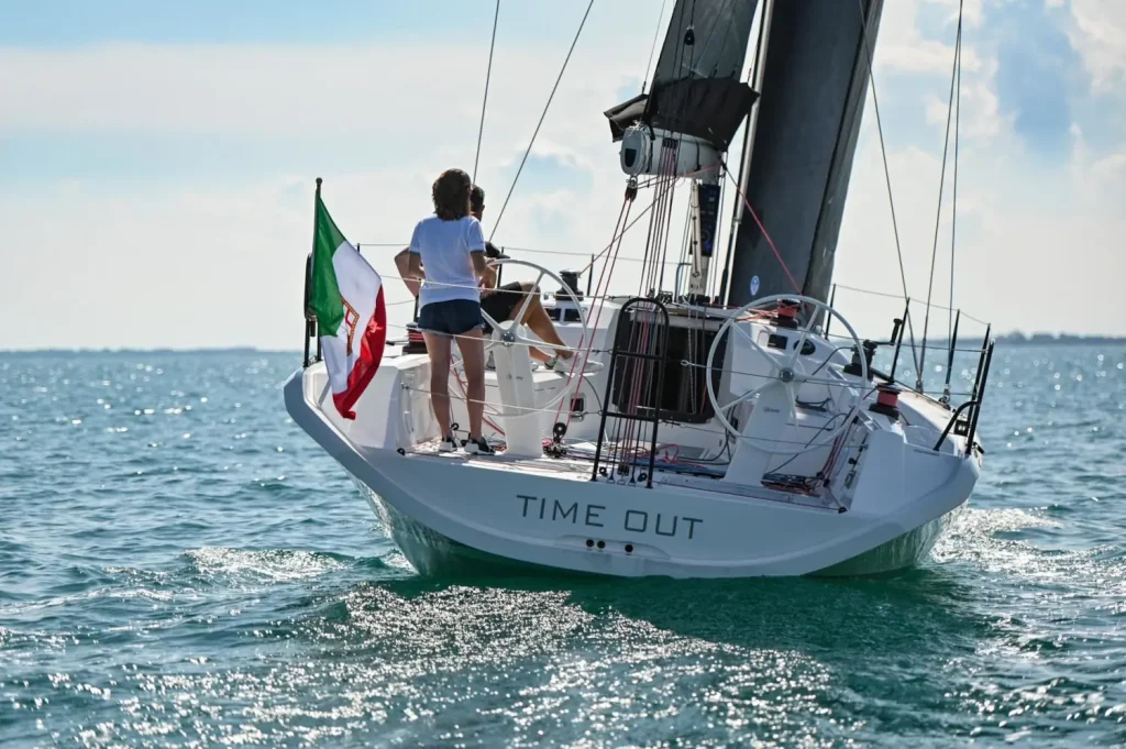 iy-11-98-bellissima-esterni-05-lifestyle-italia-yachts