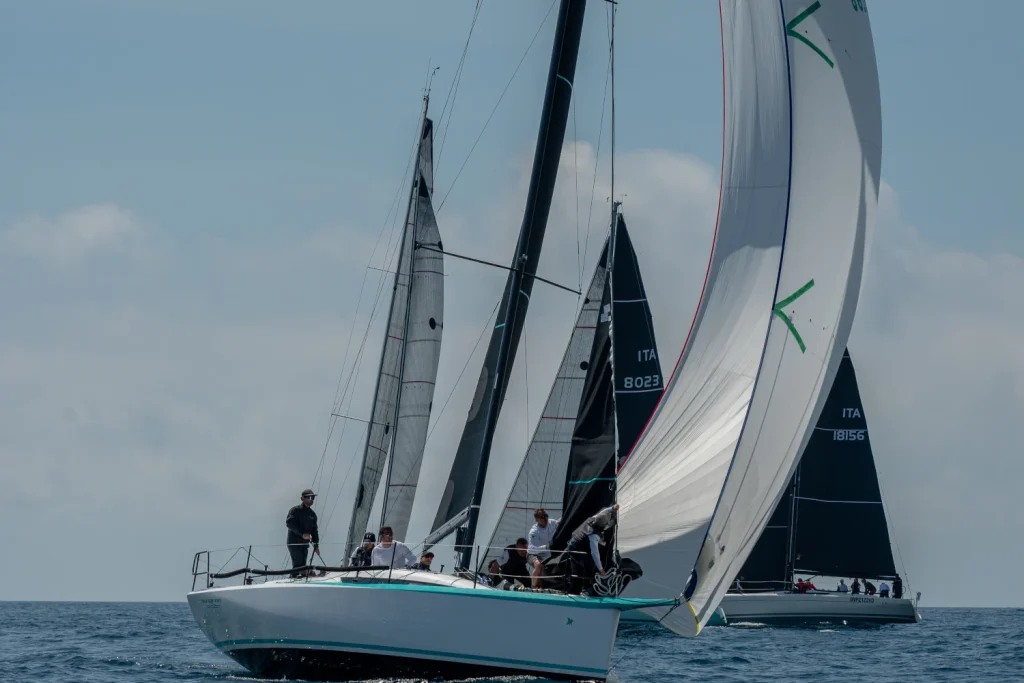 iy-9-98-nextgen-mare-gallery-04-italia-yachts-international